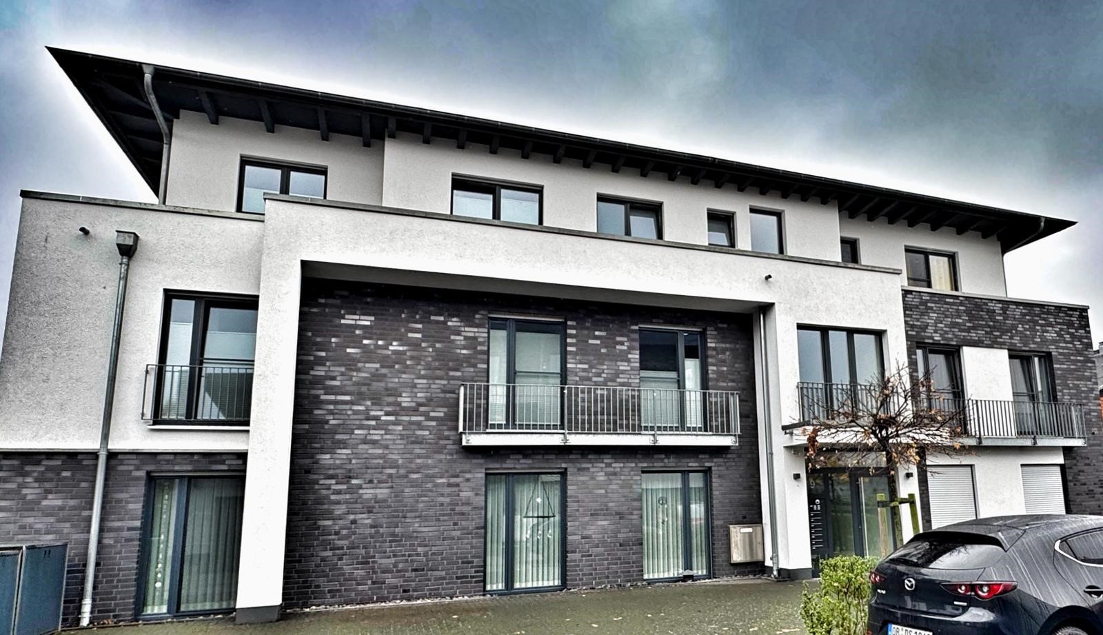 Mehrfamilienhaus mit weit auskragendem Dach