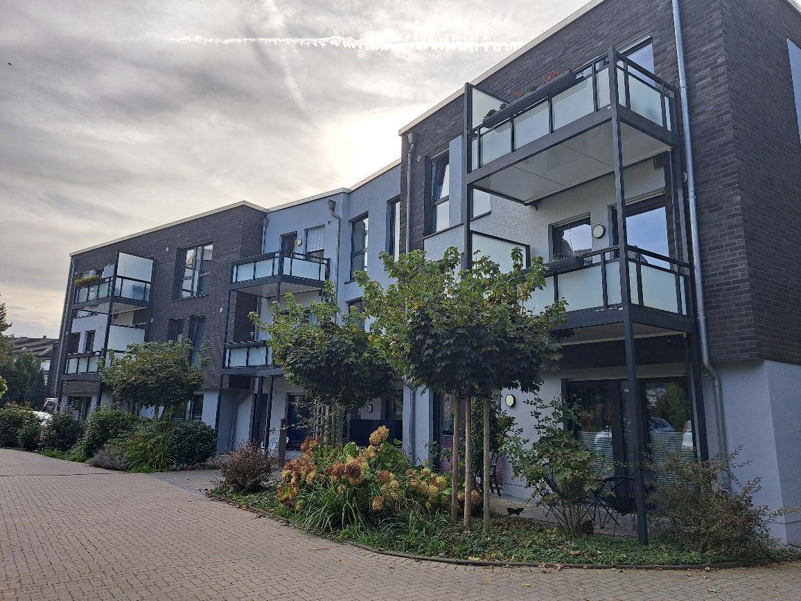 Mehrfamilienhaus mit gestaffelten Baukörpern, Stahlbalkonen und Glasbrüstungen